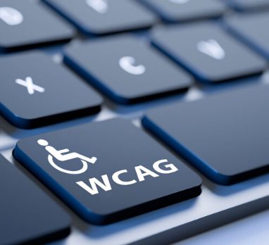 Fragment klawiatury komputerowej, w kolorze czarnym, na jednym klawiszu symbol WCAG i osoby na wózku.