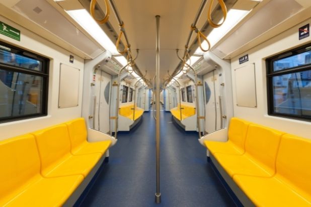 Wnętrze autobusu/pociągu/metra. Przykuwające uwagę żółte siedzenia.