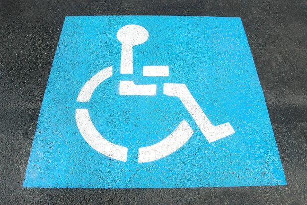Miejsce do parkowania dla osób z niepełnosprawnościami, potocznie nazywaną kopertą.
