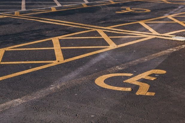 miejsce parkingowe z symbolem osoby z niepełnosprawnością (na wózku)