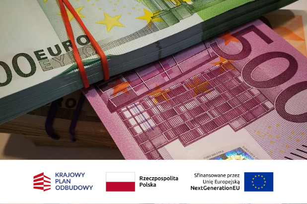 Banknoty euro. W dolnej części grafiki znak graficzny Krajowego Planu Odbudowy (KPO), Polski oraz Unii Europejskiej.