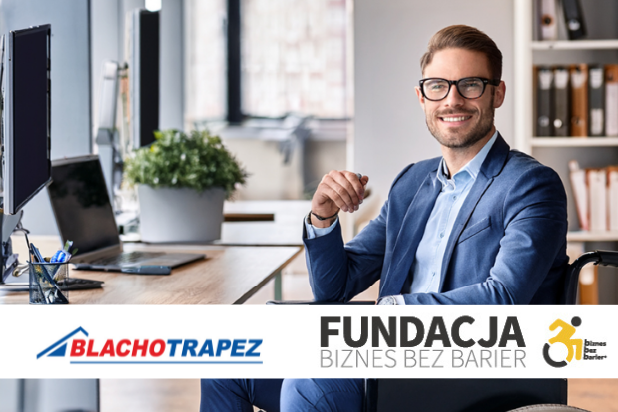 Młody uśmiechnięty mężczyzna w okularach i garniturze siedzi na wózku przy biurku. Na dole obok siebie dwa logotypy: Blachotrapez i Fundacji Biznes Bez Barier.