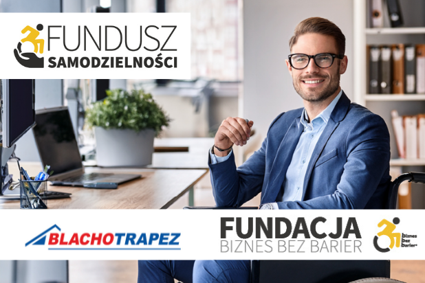 Młody uśmiechnięty mężczyzna w okularach i garniturze siedzi na wózku przy biurku. W lewym górnym rogu logo Funduszu Samodzielności. Na dole obok siebie dwa logotypy: Blachotrapez i Fundacji Biznes Bez Barier.