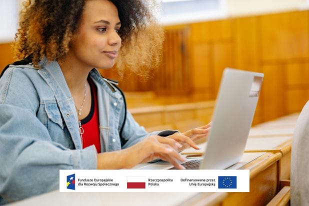 Uśmiechnięta studentka w ciemnych kręconych włosach i jasnej bluzce siedzi na auli wykładowe przez laptopem. Na dole logo Funduszy UE, flaga Polski i logo Unii Europejskiej.
