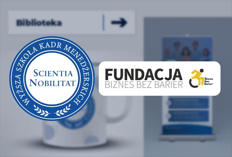 Centralnie po lewej logo WSKM Konin, po prawej logo Fundacji Biznes Bez Barier. W tle fragmenty projektów graficznych: kubek z logo WSKAM, tabliczka kierunkowa Biblioteka i ekran smartfona z materiałem o uczelni