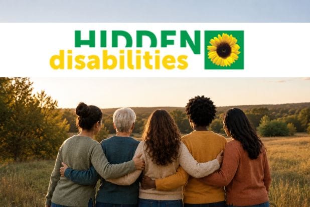 Pięć osób stojących tyłem i obejmujących się, nad nimi logo Hidden Disabilities – Hidden w kolorze zielonym, poniżej disabilities w kolorze żółtym, obok tekstu zielony kwadrat ze słonecznikiem na środku.