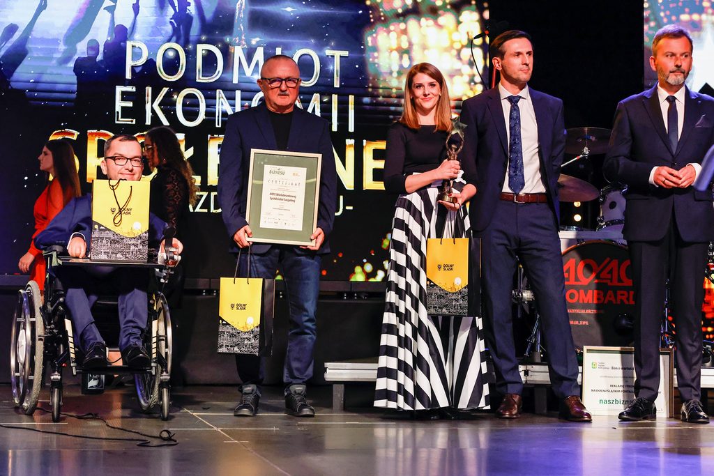 Laureaci Plebiscytu Gwiazdy Biznesu z trzech pierwszych miejsc w kategorii Podmiot Ekonomii Społecznej, pierwszy od lewej Adrian Furman